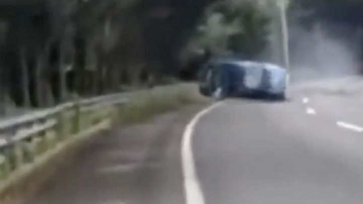 Conductor murió al salir disparado de su auto tras volcar en la México-Cuernavaca (Video)