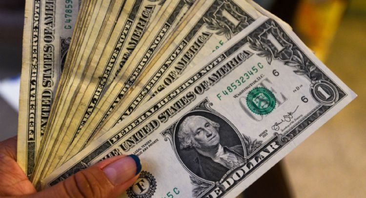 Dólar se fortalece tras pacto comercial entre Estados Unidos y la Unión Europea