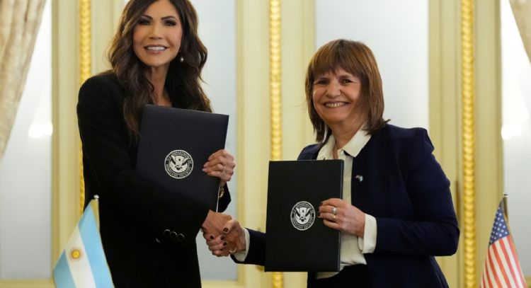 Guiño de Trump a Milei: negocian eliminar el requisito de visa para turistas argentinos en EU