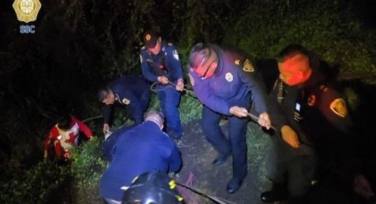 Rescatan a cuatro jóvenes que cayeron en barranco del Bosque de Chapultepec