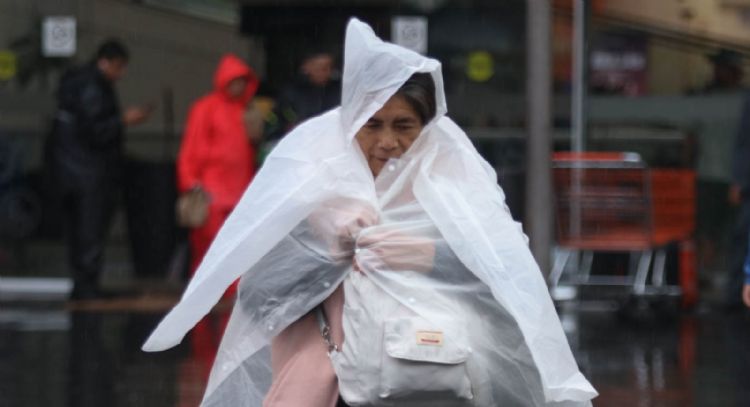 Ondas tropicales 16 y 17 intensificarán las lluvias este martes; alerta por vientos fuertes y oleaje