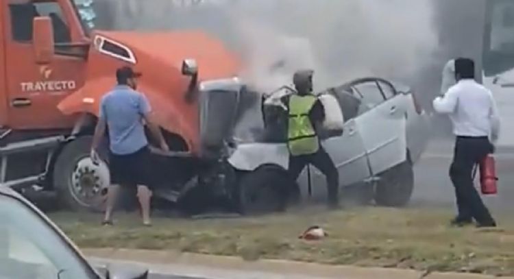 Auto pierde el control y se estrella de frente con un tráiler en Nuevo León (Video)