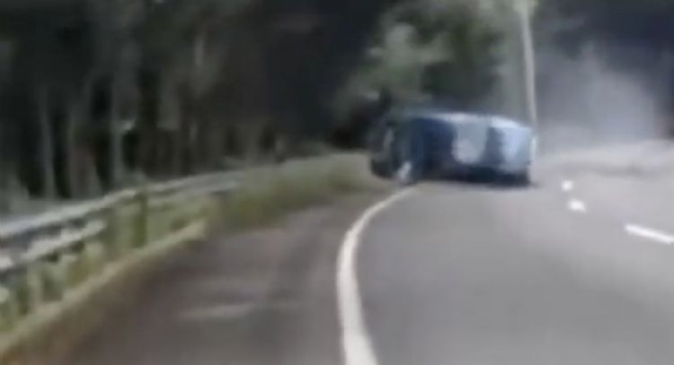Conductor murió al salir disparado de su auto tras volcar en la México-Cuernavaca (Video)