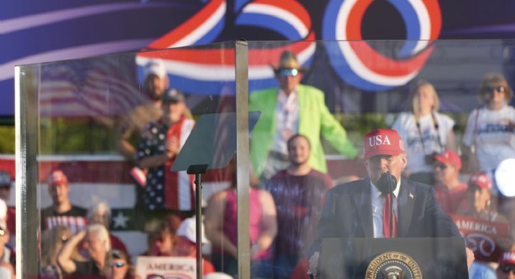 Trump se celebra a sí mismo en la conmemoración de la independencia de EU