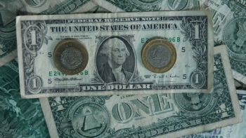 Peso cae ante el fortalecimiento del dólar