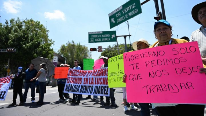 Bloqueos de comerciantes colapsan el tráfico en la CDMX (Videos)