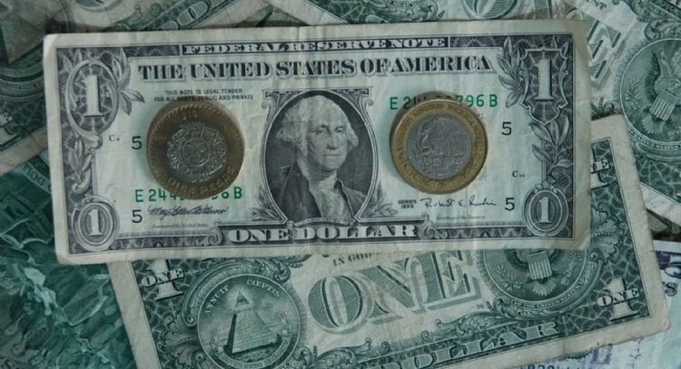 Peso cae ante el fortalecimiento del dólar
