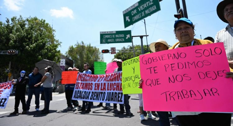 Bloqueos de comerciantes colapsan el tráfico en la CDMX (Videos)