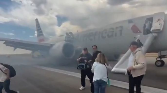 Falla tren de aterrizaje de un Boeing 737 y desalojan a pasajeros por toboganes (Video)