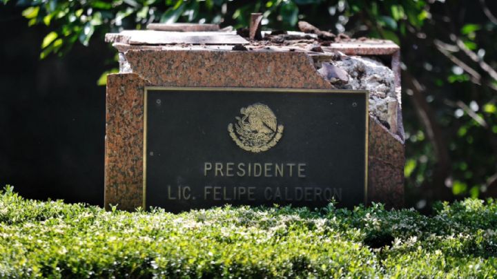 Árbol derriba la estatua de Felipe Calderón en Los Pinos
