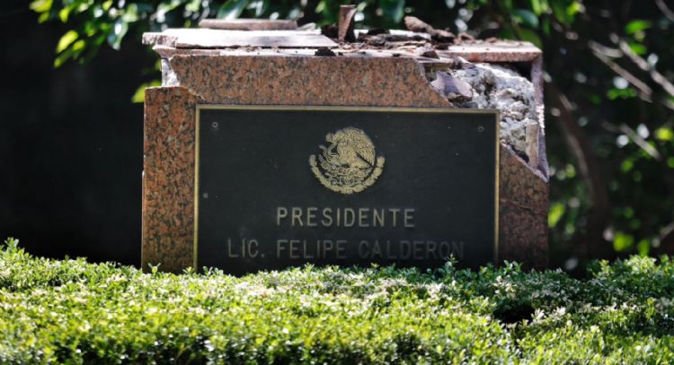 Árbol derriba la estatua de Felipe Calderón en Los Pinos