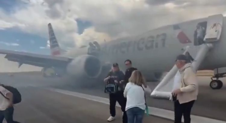 Falla tren de aterrizaje de un Boeing 737 y desalojan a pasajeros por toboganes (Video)