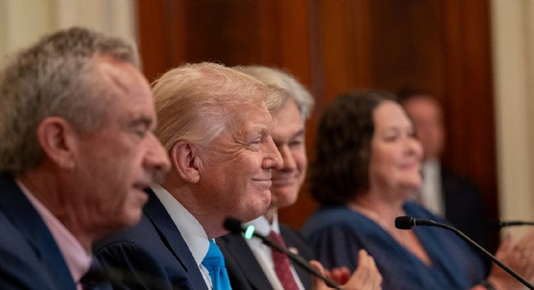 Trump aumenta el arancel a Canadá a 35% pero excluye los bienes del T-MEC