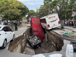 Se forma un megasocavón en Guadalajara; hay tres heridos y tres vehículos afectados (Video)