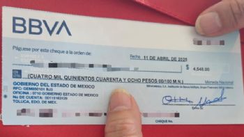 Edomex: Secretaría de Educación y Deporte arman montaje, dan cheques a menores de edad y se los quit