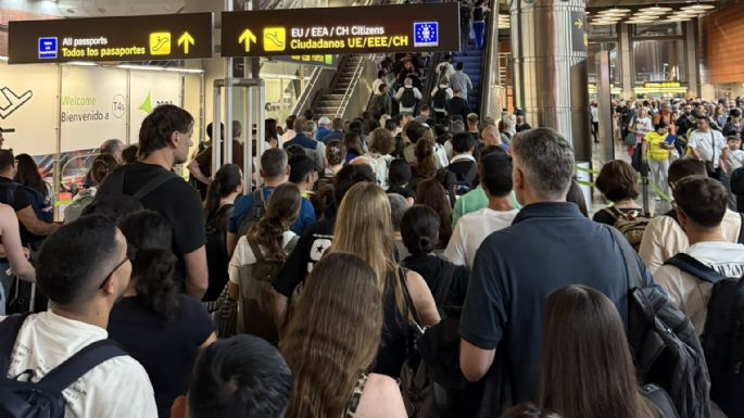 Reportan fallas y colapso en el Aeropuerto Internacional de Madrid