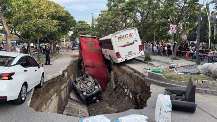 Se forma un megasocavón en Guadalajara; hay tres heridos y tres vehículos afectados (Video)