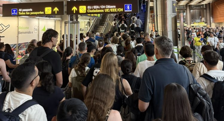 Reportan fallas y colapso en el Aeropuerto Internacional de Madrid