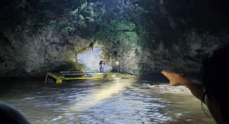 Tragedia en la montaña de Guerrero: un autobús cae al río y mueren ocho personas