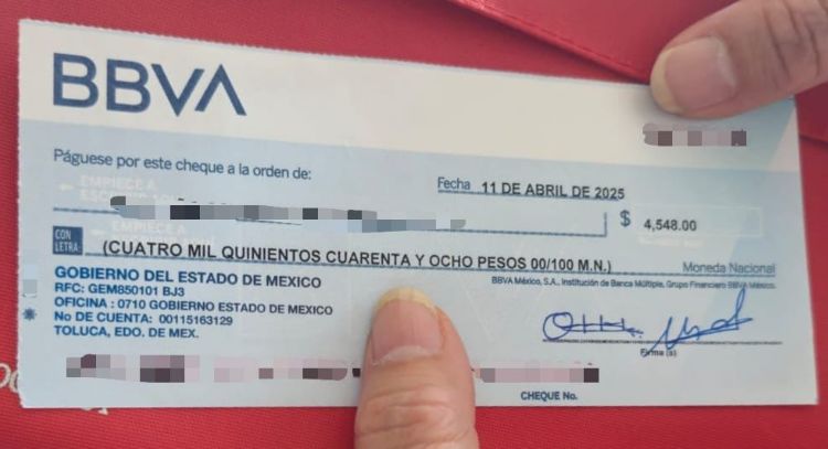 Edomex: Secretaría de Educación y Deporte arman montaje, dan cheques a menores de edad y se los quit