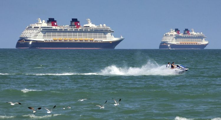 Equipo del crucero de Disney salva a niña que cayó por la borda y a su padre que saltó tras ella