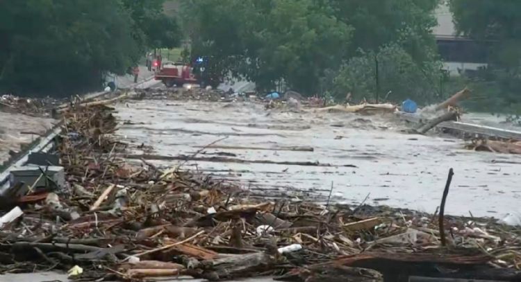 24 muertos por inundaciones en Texas; más de 20 niñas desaparecidas de campamento de verano