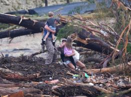 Suman 27 muertos por inundaciones en Texas; continúa la búsqueda de desaparecidos