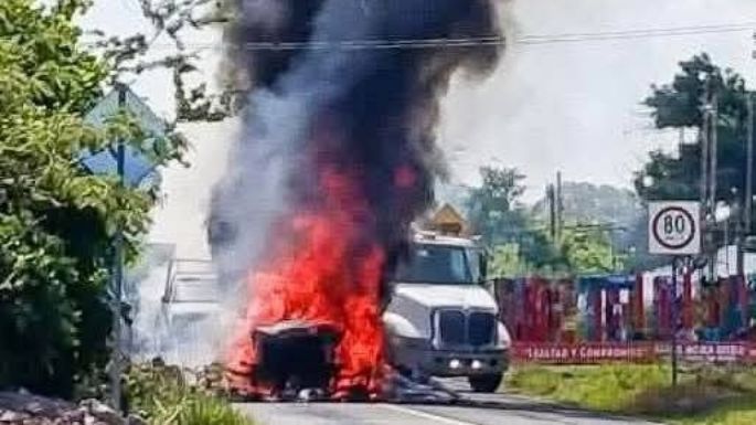 Atacan e incendian camiones de minera en carretera federal Iguala-Teloloapan