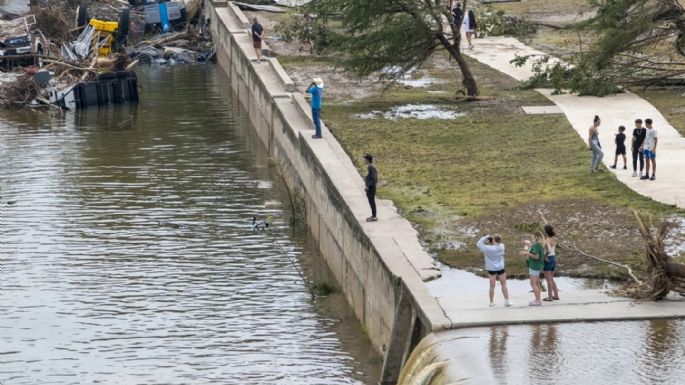 Inundaciones en Texas suman 51 muertos y 27 niñas desaparecidas