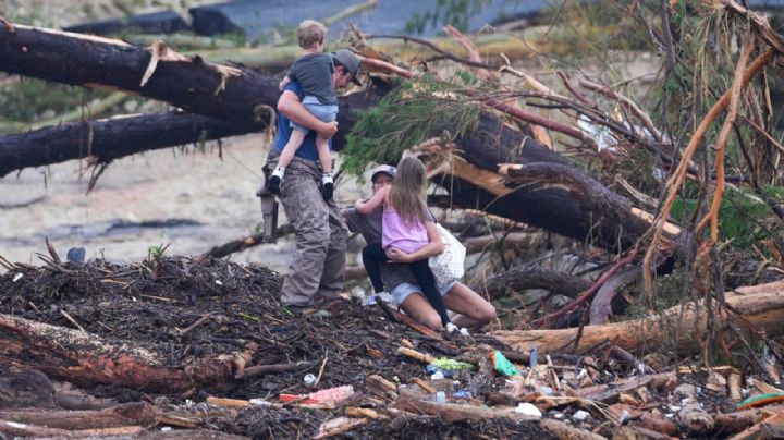 Suman 27 muertos por inundaciones en Texas; continúa la búsqueda de desaparecidos