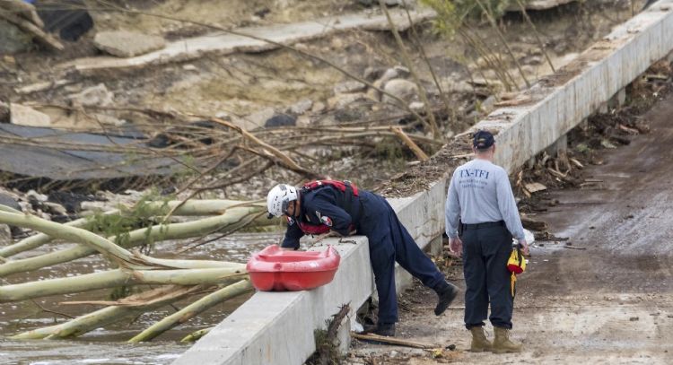 Inundaciones en Texas dejan 37 muertos, entre ellos 14 niños