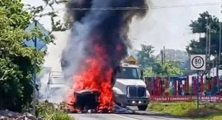 Atacan e incendian camiones de minera en carretera federal Iguala-Teloloapan