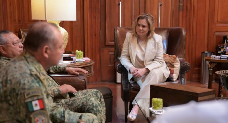 Maru Campos recibe en Palacio de Gobierno al comandante de la XI Región Militar, Eufemio Ibarra