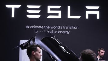 Acciones de Tesla caen 7% al reanudarse disputa entre Musk y Trump