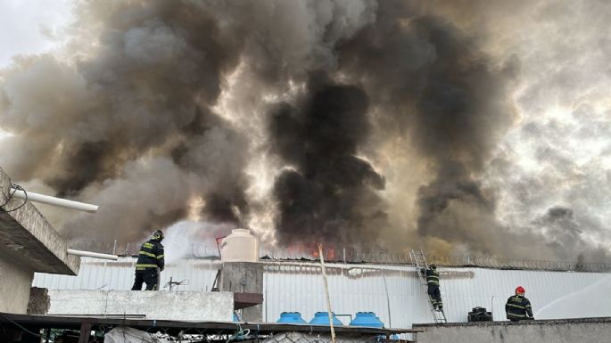 Incendios en la CDMX: En la Morelos se quemó una bodega y en la Cuauhtémoc puestos de un mercado