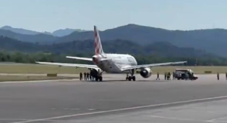 Hombre murió al ser succionado por el motor de un avión comercial (Video)