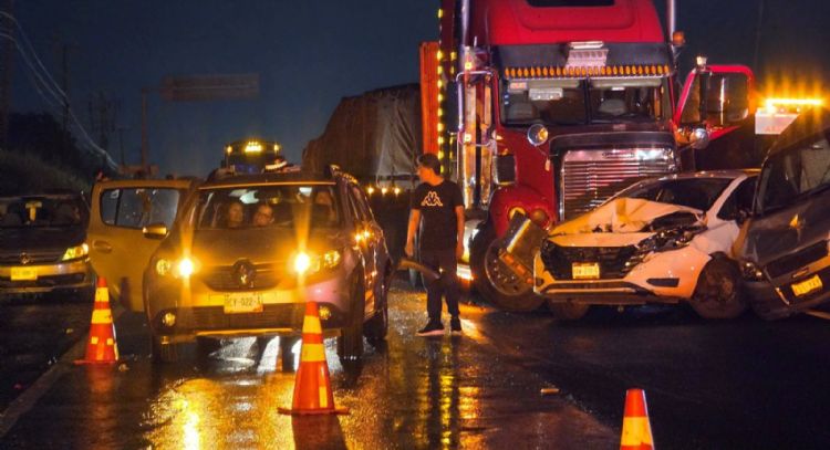 Tráiler sin frenos embiste a ocho vehículos en la México-Acapulco; el conductor se dio a la fuga
