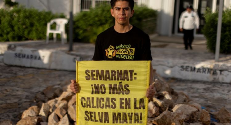 "No más Calicas": Greenpeace protesta ante Semarnat contra permisos de extracción en Tulum
