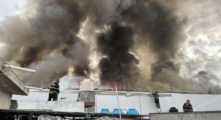 Incendios en la CDMX: En la Morelos se quemó una bodega y en la Cuauhtémoc puestos de un mercado