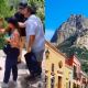 Turistas estadounidenses rayan la Peña de Bernal: 'Todos lo hacen', se justifican