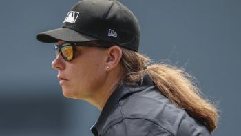 Jen Pawol se convierte en la primera mujer en arbitrar un juego de temporada regular de la MLB
