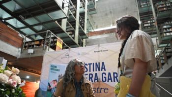 La Pulitzer mexicana Cristina Rivera Garza convoca a más de 300 en firma de autógrafos