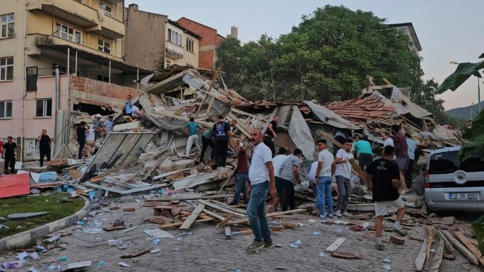 Terremoto de magnitud 6.1 sacude Turquía y provoca el derrumbe de una docena de edificios
