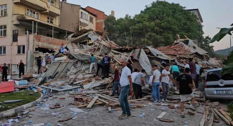 Terremoto de magnitud 6.1 sacude Turquía y provoca el derrumbe de una docena de edificios