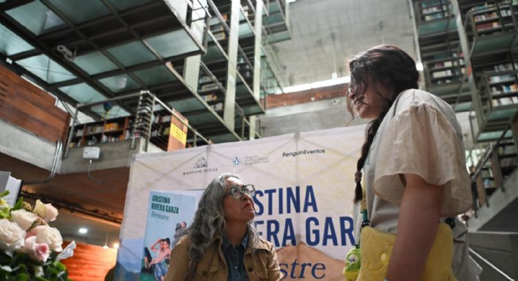 La Pulitzer mexicana Cristina Rivera Garza convoca a más de 300 en firma de autógrafos