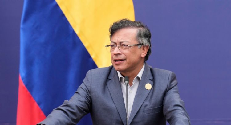 Petro plantea reiniciar diálogos de paz suspendidos con la guerrilla ELN