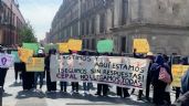 Foto ilustrativa de la nota titulada: Mujeres protestan afuera de Palacio Nacional durante Conferencia Regional sobre la Mujer