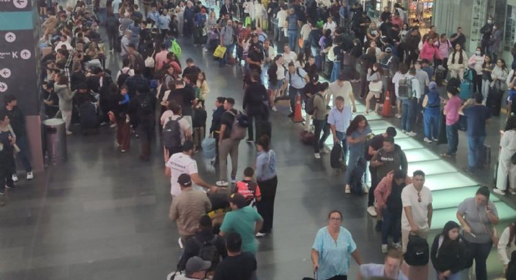 Caos en el AICM tras suspender operaciones por fuertes lluvias (Video)