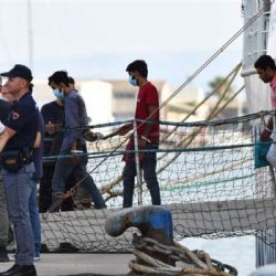 Mueren al menos 20 migrantes por un naufragio frente a la isla italiana de Lampedusa