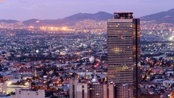 Sheinbaum promete sanear a Pemex, pero la petrolera se endeuda por 31 mil 500 mdp para volver a BMV